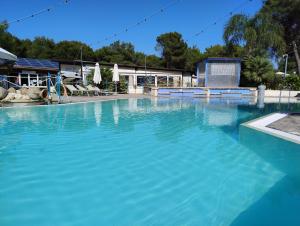ein großes Schwimmbecken mit blauem Wasser in der Unterkunft Glamping Policoro Village in Policoro