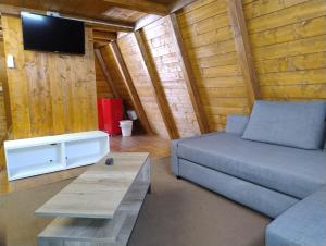 ein Wohnzimmer mit Sofa und Fernseher in der Unterkunft Glamping Policoro Village in Policoro