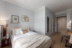 En eller flere senge i et værelse på P6 Old Town Apartments - 6th floor, no elevator