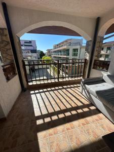 un balcon avec vue sur une ville dans l'établissement Apartment in the complex Olymp, à Sveti Vlas