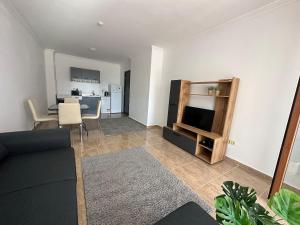 un salon avec un canapé et une salle à manger dans l'établissement Apartment in the complex Olymp, à Sveti Vlas
