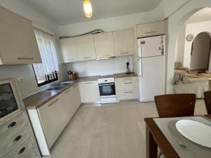 Kuchyň nebo kuchyňský kout v ubytování Elfeko Cottage
