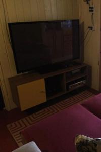 Televisyen dan/atau pusat hiburan di Sossego na Praia do Mar Grosso -SJN