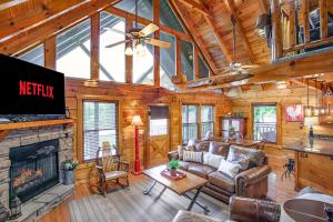 Μια τηλεόραση ή/και κέντρο ψυχαγωγίας στο Bear Hugs - Hot Tub, 2 Fire Pits, and Fireplace