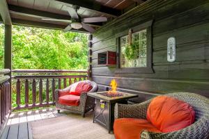 Μπαλκόνι ή βεράντα στο Bear Hugs - Hot Tub, 2 Fire Pits, and Fireplace
