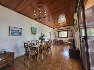 a dining room with a table and chairs at Ocean View Villa in Animborió