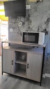 un horno microondas en la parte superior de un armario en Camping Costa Blanca, en El Campello