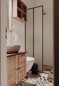 a bathroom with a toilet and a sink at Lulu Guldsmeden in Berlin