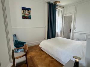 une chambre avec un lit, une chaise et une fenêtre dans l'établissement Résidence Helianthe, à Biarritz
