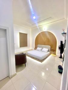Ein Bett oder Betten in einem Zimmer der Unterkunft Tee-whyte private home