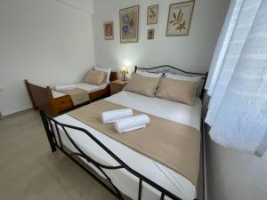 Postel nebo postele na pokoji v ubytování Elfeko Cottage