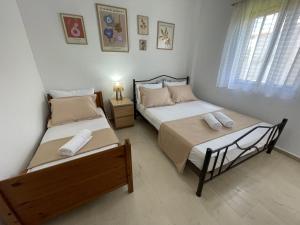 Postel nebo postele na pokoji v ubytování Elfeko Cottage