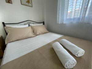 Postel nebo postele na pokoji v ubytování Elfeko Cottage