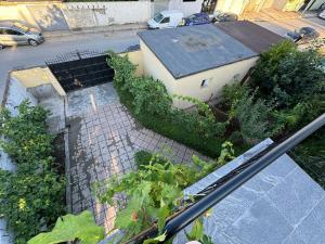 an overhead view of a building and a street at Tirana Rad Apartment in Patza-Kuqani