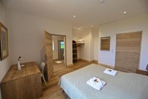 een slaapkamer met een bed met twee handdoeken erop bij Maison Lotus in Saint-Martial-de-Valette +17 foto's