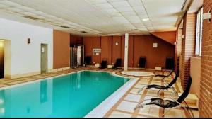 Piscina de la sau aproape de Apartment Wellness