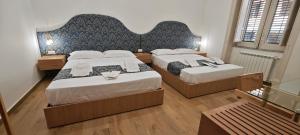 2 posti letto in una camera d'albergo con due tavoli di Leoni di Sicilia a Palermo