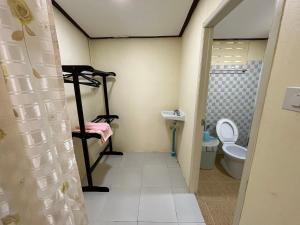 Un pequeño baño con inodoro y ducha. en บ้านสวนบรรจงอักษร Bansuan Banjong Akkson, en Ban Chek 23 fotos más