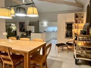 a kitchen and dining room with a wooden table and chairs at Retz Garden Loft in Retz