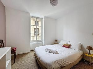 A bed or beds in a room at Hyper Centre Style & Confort 4personnes !