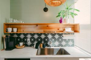 Kuchyň nebo kuchyňský kout v ubytování Swank Boutique Suites