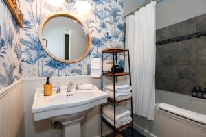 Koupelna v ubytování Swank Boutique Suites