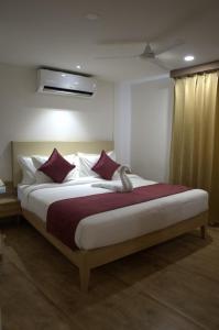 Postel nebo postele na pokoji v ubytování Oasis Suites