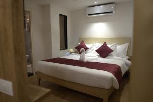 Postel nebo postele na pokoji v ubytování Oasis Suites