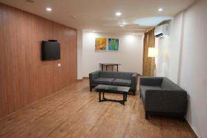 TV a/nebo společenská místnost v ubytování Oasis Suites