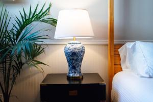 Postel nebo postele na pokoji v ubytování Swank Boutique Suites