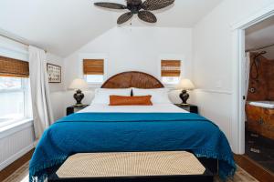 Postel nebo postele na pokoji v ubytování Swank Boutique Suites