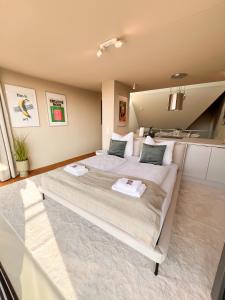 ein Schlafzimmer mit einem großen weißen Bett in einem Zimmer in der Unterkunft Penthouse Deluxe I Dachterrasse I Parkplatz in Dresden