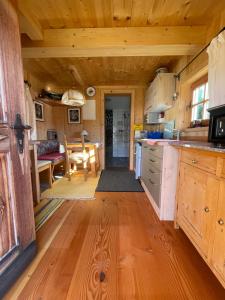 a kitchen and dining room in a tiny house at Mei Hoamatl in Irdning