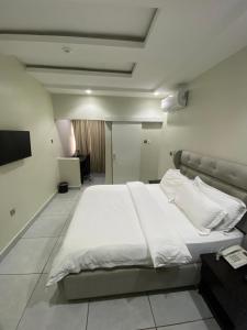 Postel nebo postele na pokoji v ubytování Emmaag Hotel, Ibadan