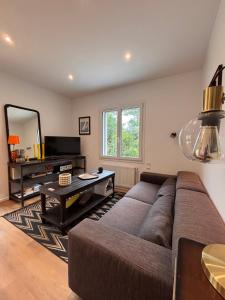 a living room with a couch and a table at Yellowstone in La Teste-de-Buch