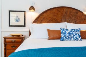 Postel nebo postele na pokoji v ubytování Swank Boutique Suites