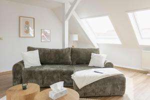 a living room with a couch and a table at gemütliches Stadtloft in Dessau in Dessau