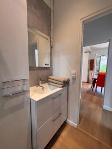a bathroom with a sink and a mirror at Yellowstone in La Teste-de-Buch +11 photos