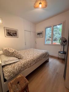 a bedroom with a bed and a window at Yellowstone in La Teste-de-Buch