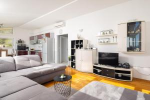 een woonkamer met een bank en een tv bij Adriatic Deluxe in Dugi Rat +38 foto's
