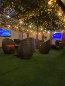 Emmaag Hotel, Ibadan的电视和/或娱乐中心