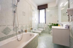 a bathroom with a tub and a toilet and a sink at Liviana Apartment Venice- Spacious,Free Parking,Easy Access to Venice in Marghera