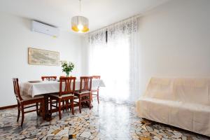 Un comedor con una mesa y sillas y una cama. en Liviana Apartment, en Venecia