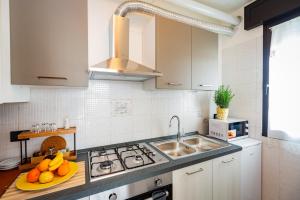 cocina con fregadero y bandeja de fruta en Liviana Apartment, en Venecia