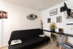 una camera con un letto nero di Maison Charmante Au Coeur De Canet a Canet-en-Roussillon