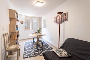 una camera da letto con un letto, un tavolo e una scrivania di Maison Charmante Au Coeur De Canet a Canet-en-Roussillon
