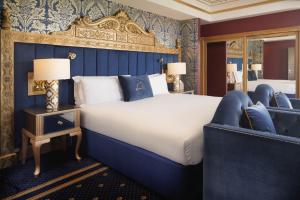 1 dormitorio con 1 cama extragrande y paredes azules en Polo Club - Hotel, en Ufton