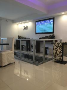 En TV eller et underholdningssystem på Bali Hotel Boutique