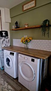 lavadero con lavadora y barra en Seaside retreat with hot tub, en Cleethorpes