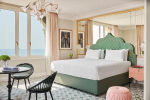 Postel nebo postele na pokoji v ubytování Hotel Excelsior Venice